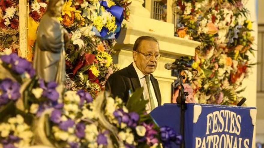 El pregonero, Francisco de Santiago Andrés, en un momento de su discurso ante autoridades y festeros.