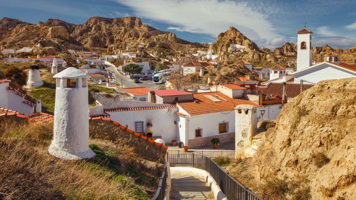 La ciudad más peculiar de Granada destaca por un valle de chimeneas de roca y casas cueva donde miles de personas siguen viviendo bajo tierra