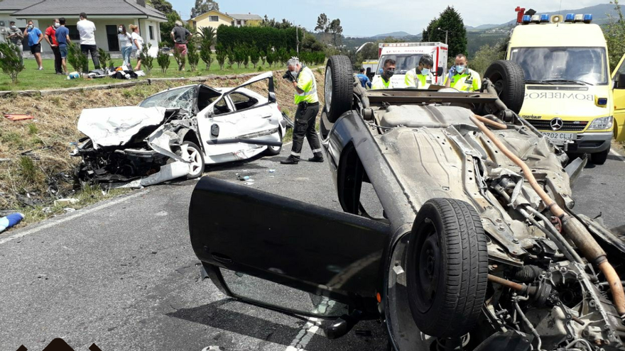 Dos hombres en estado grave tras una brutal colisión en Coaña