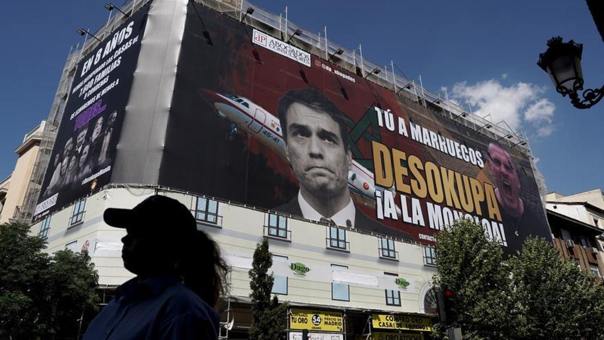 Cartelón del líder de Desokupa colocado este lunes en la calle Atocha de Madrid contra Pedro Sánchez: &quot;Tú a Marruecos, Desokupa a la Moncloa”.