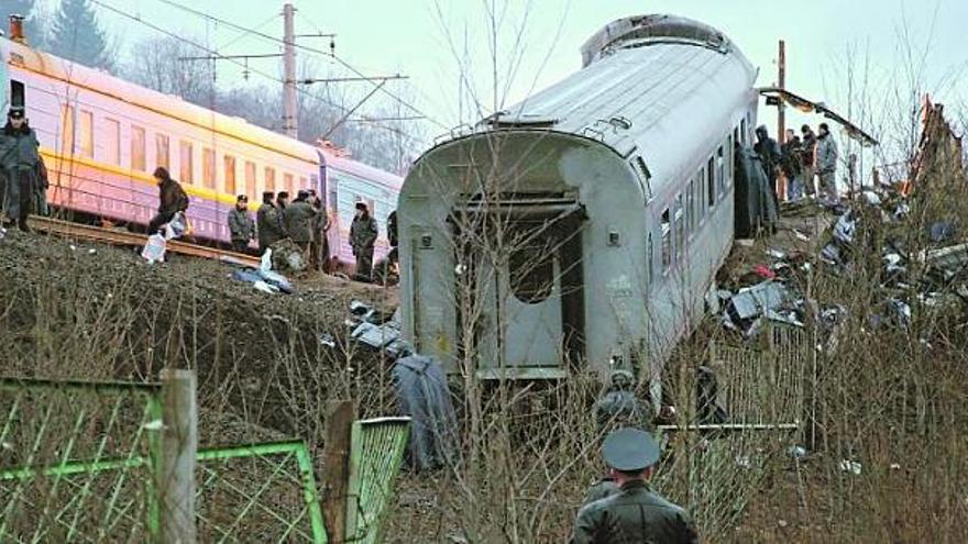 Policías rusos investigan en uno de los vagones afectados por el atentado contra el tren de pasajeros «Nevski Express», que une Moscú con San Petersburgo.