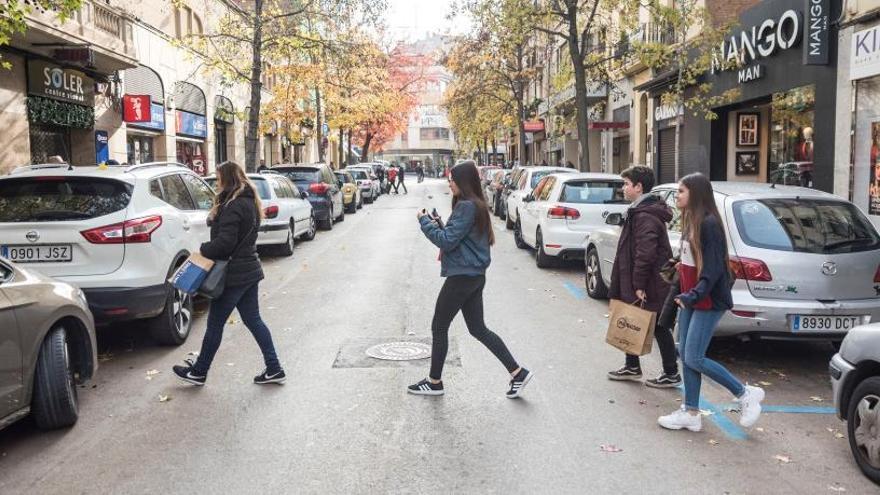 Compradors al carrer d&#039;Àngel Guimerà