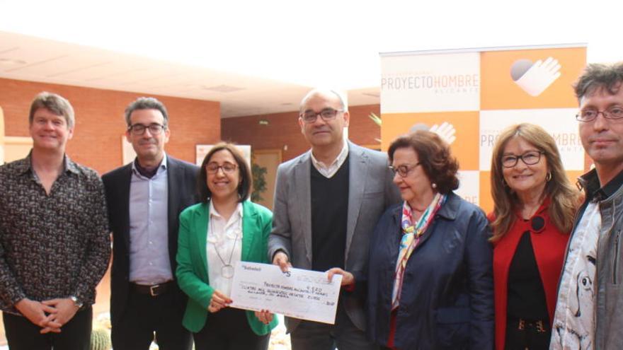 La Universidad entrega a Proyecto Hombre la recaudación del concierto solidario en el ADDA