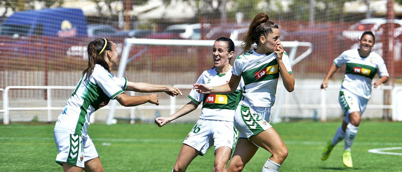 Sara Roca se besa el escudo del Elche, durante la celebración de uno de los tres goles marcados ante La Garita, ayer. | MATÍAS SEGARRA