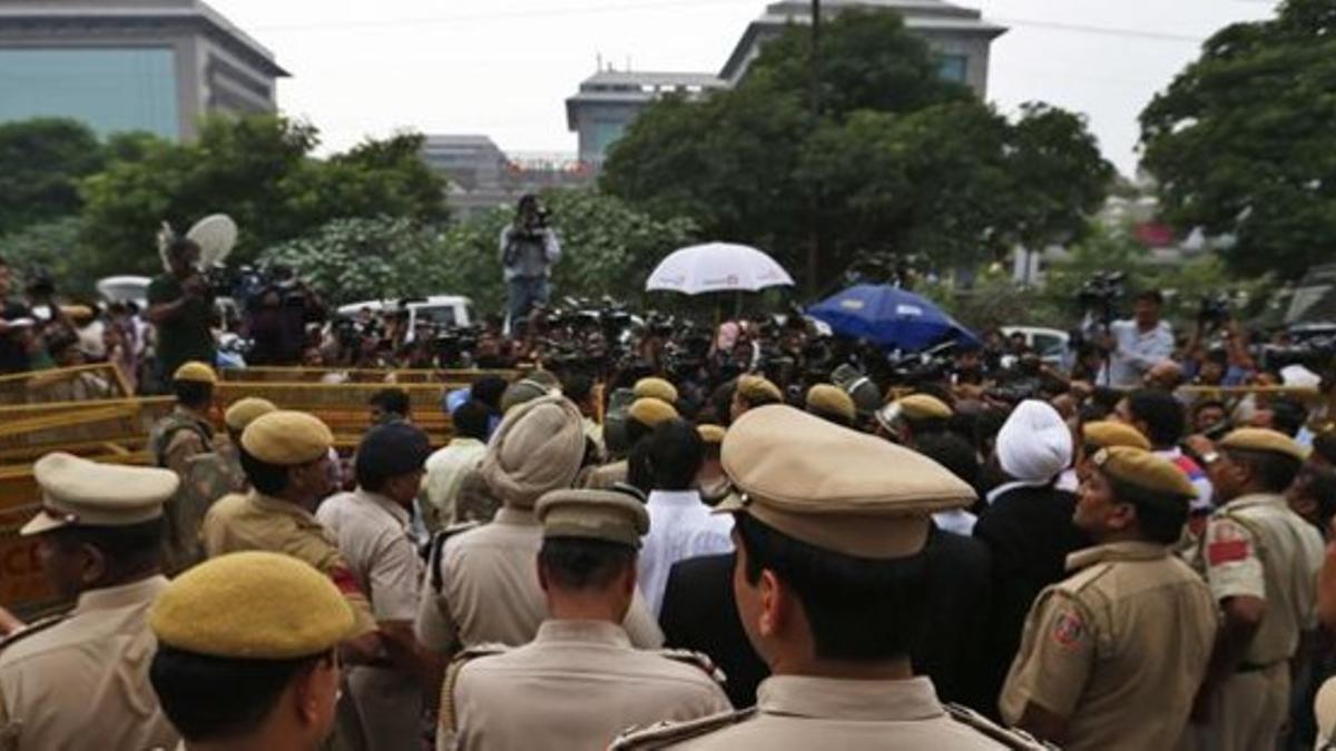 Policías indios montan guardia ante el tribunal que iba a pronunciar la sentencia.
