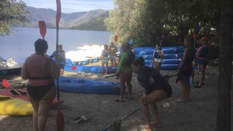 Los participantes preparan sus medios para salir al Lago.