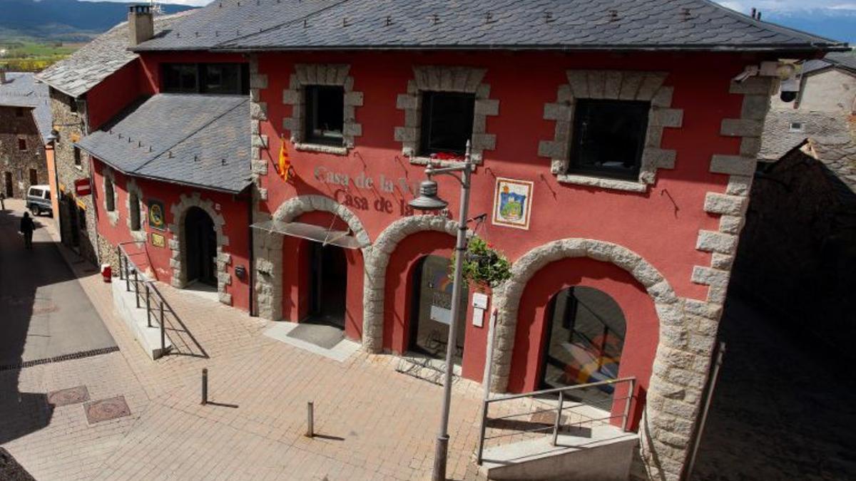 L'Ajuntament de Llívia amb el museu al costat