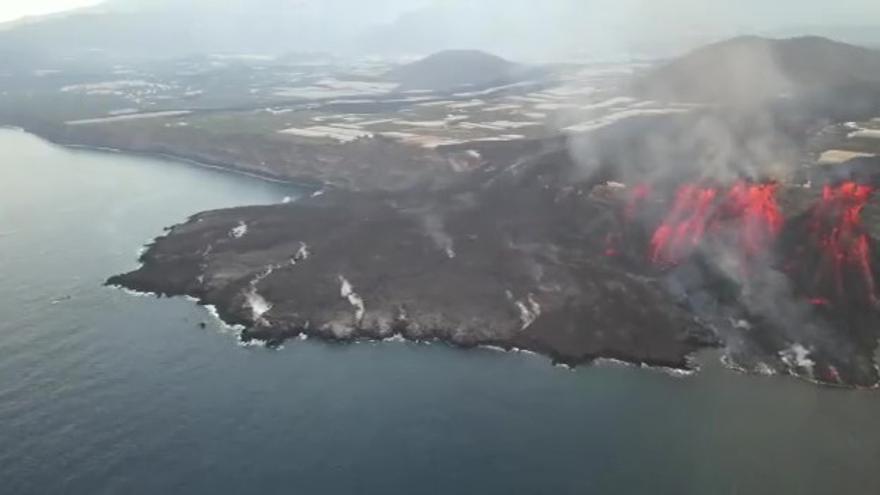 Las coladas del volcán de La Palma alimentan la fajana de la costa