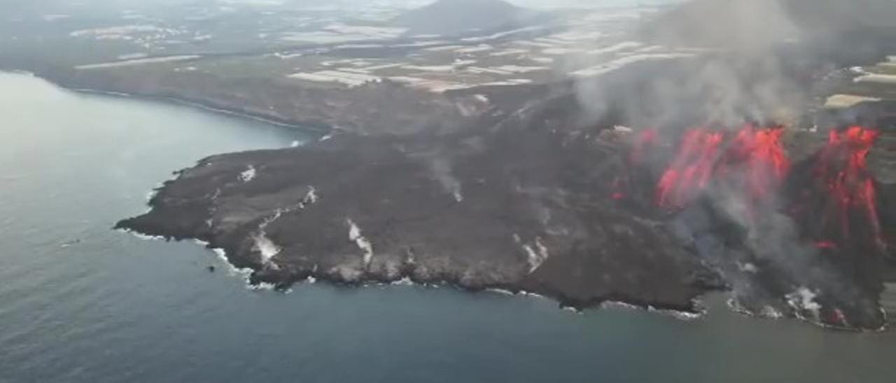 Las coladas del volcán de La Palma alimentan la fajana de la costa