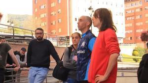 Los padres Desiréé Izquierdo y Nacho López y Andrés García del Sindicato de Inquilinos.