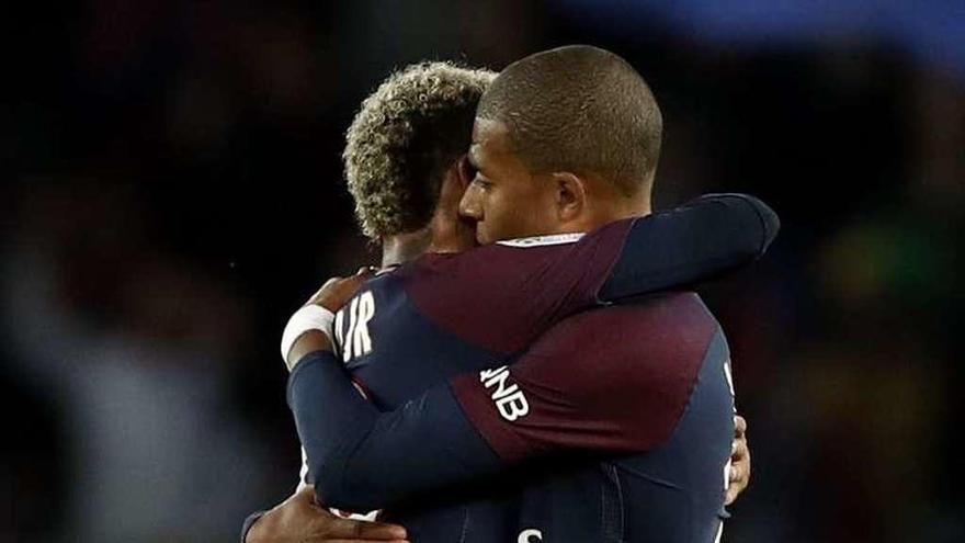 Neymar y Mbappé se abrazan en el partido ante el Lyon. // Efe