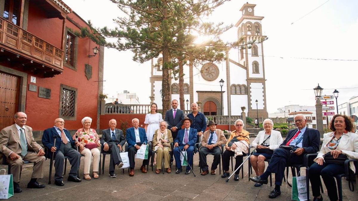 Los doce hermanos Hernández Pérez con sus 1.057 años de experiencia, en la plaza Tomás Morales con el alcalde.