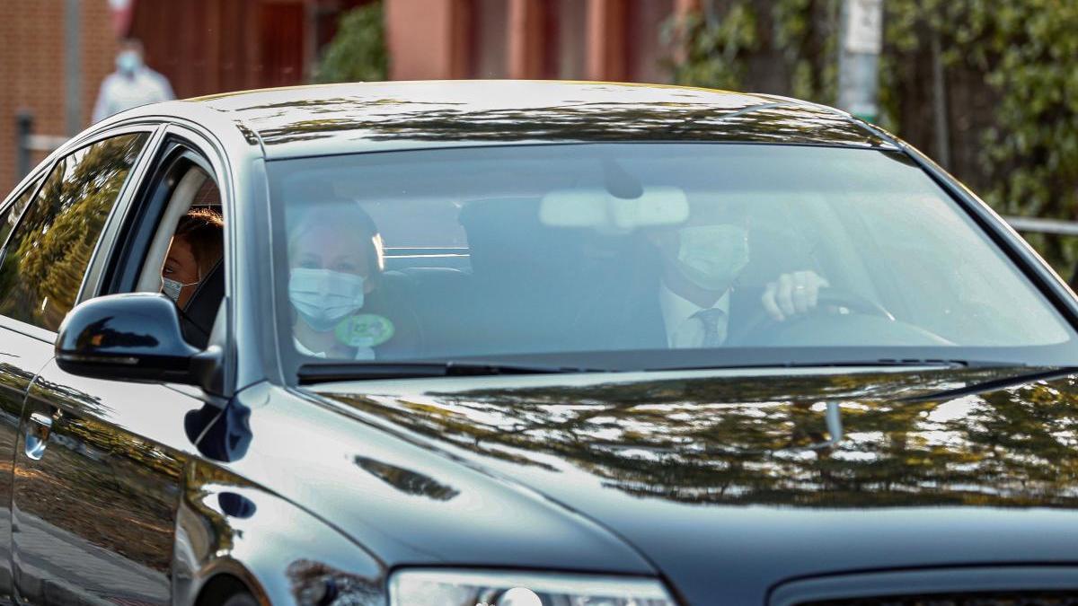 Leonor en el interior del coche junto a su padre y su hermana.