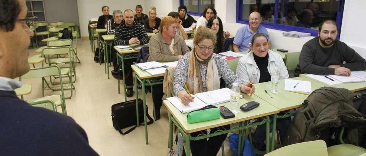 Clase de adultos en la escuela de O Berbés. // J. Lores