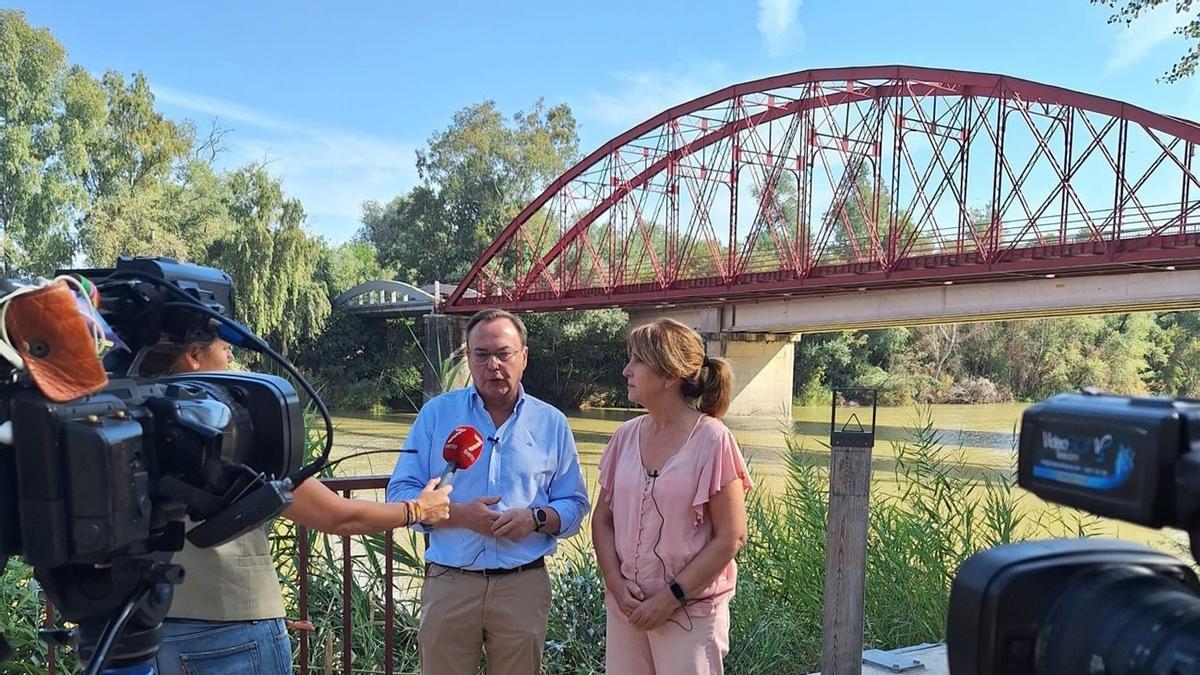 La subdelegada y el alcalde de Villafranca atienden a los medios de comunicación.