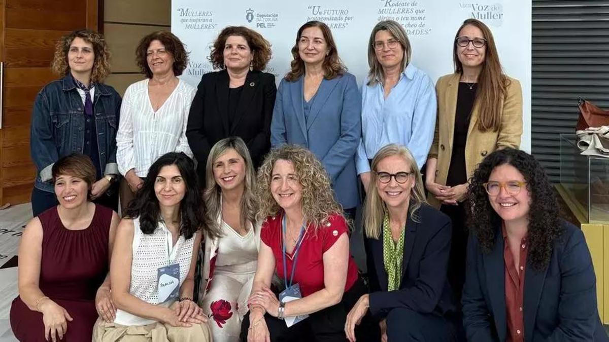 A alcaldesa e a edil de Benestar Social coas participantes no Alza Voz do ano pasado.