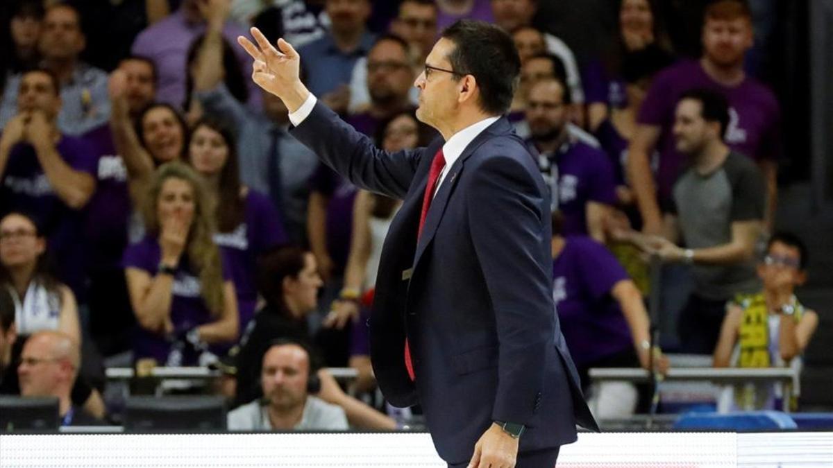 El técnico del Baskonia, Pedro Martínez, mantiene la calma a pesar de ponerse por delante en la final