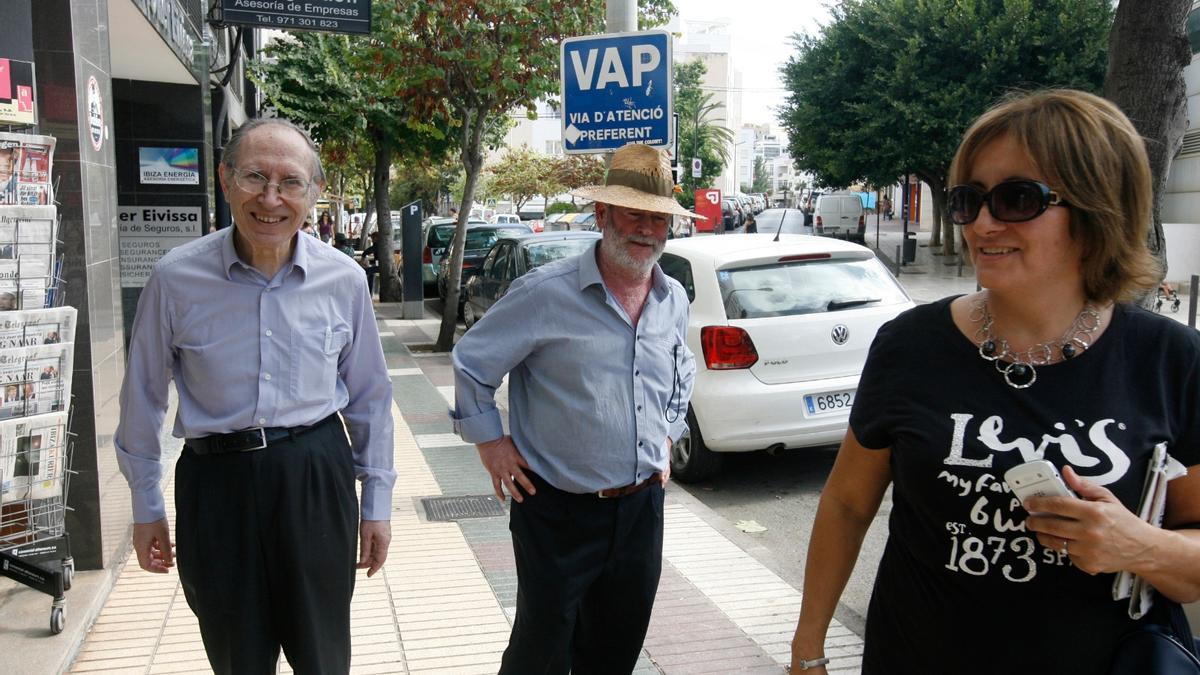 Massot, a la esquerra, amb Miquel Costa i Fanny Tur a Eivissa.