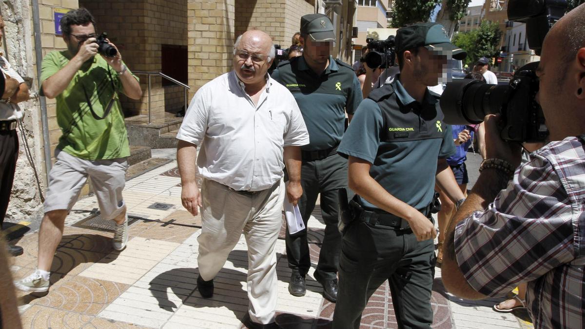 Cardona, quan sortia dels jutjats d'Eivissa el 30 de juliol de 2013 cap a la presó.