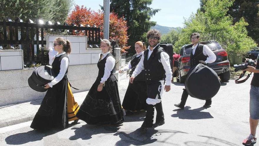 Los componentes de la banda de gaitas de Beariz, llegando a la mansión de los Vázquez Raña. // I. Osorio