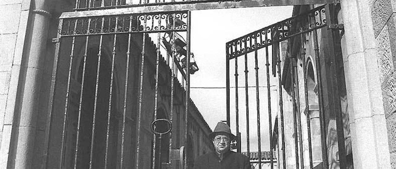 Don Boni, en el Campo Valdés, con San Pedro a sus espaldas.