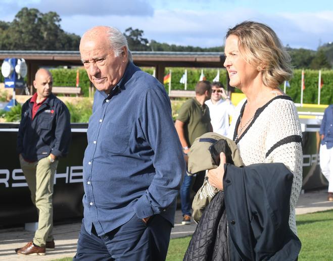 Amancio Ortega, Flora Pérez y Marta Ortega, en Casas Novas