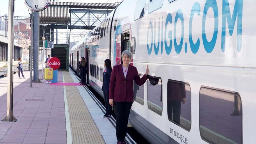 Hélène Valenzuela, en un tren de Ouigo, que ha comenzado a operar en Valladolid.