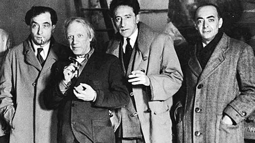 Reverdy, Picasso, Cocteau i Brassaï al taller de Picasso.