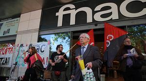 Piquet davant de la FNAC del Triangle a causa del conflicte laboral.