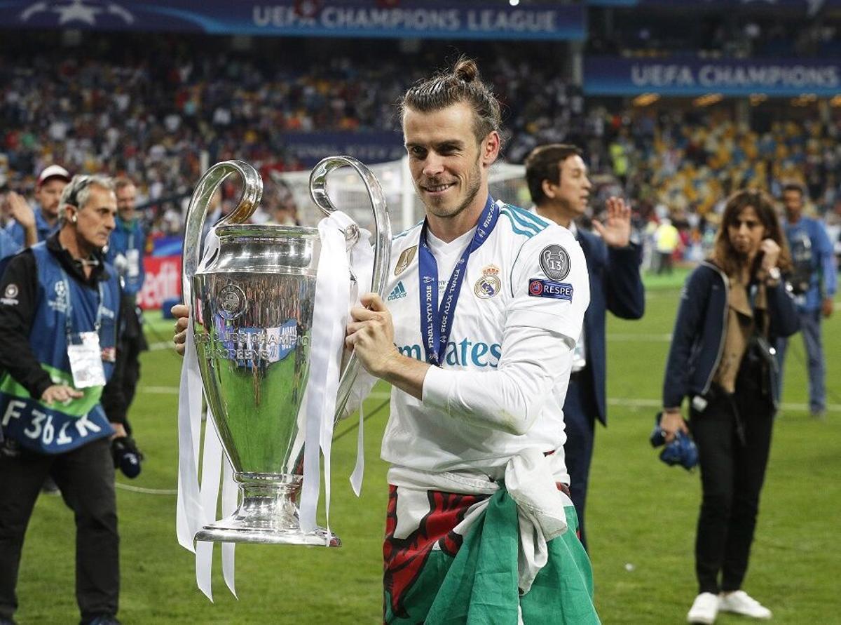UCL Final 2018 - Real Madrid vs Liverpool FC Kiev (Ukraine), 26/05/2018.- Real Madrid’s Gareth Bale celebrates with the trophy after the UEFA Champions League final between Real Madrid and Liverpool FC at the NSC Olimpiyskiy stadium in Kiev, Ukraine, 26 May 2018. Real Madrid won 3-1. (Liga de Campeones, Ucrania) EFE/EPA/SERGEY DOLZHENKO