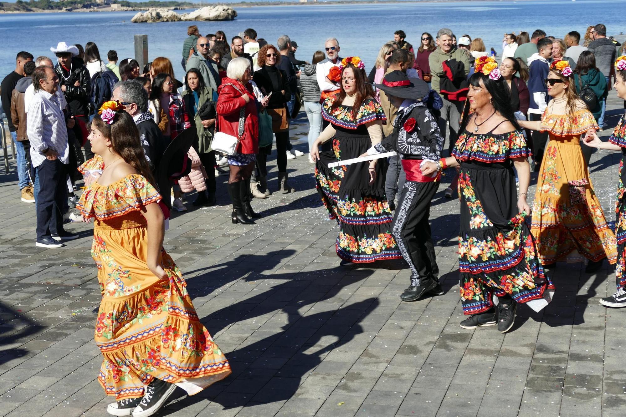 L'Escala s'acoloreix amb la rua de carnaval