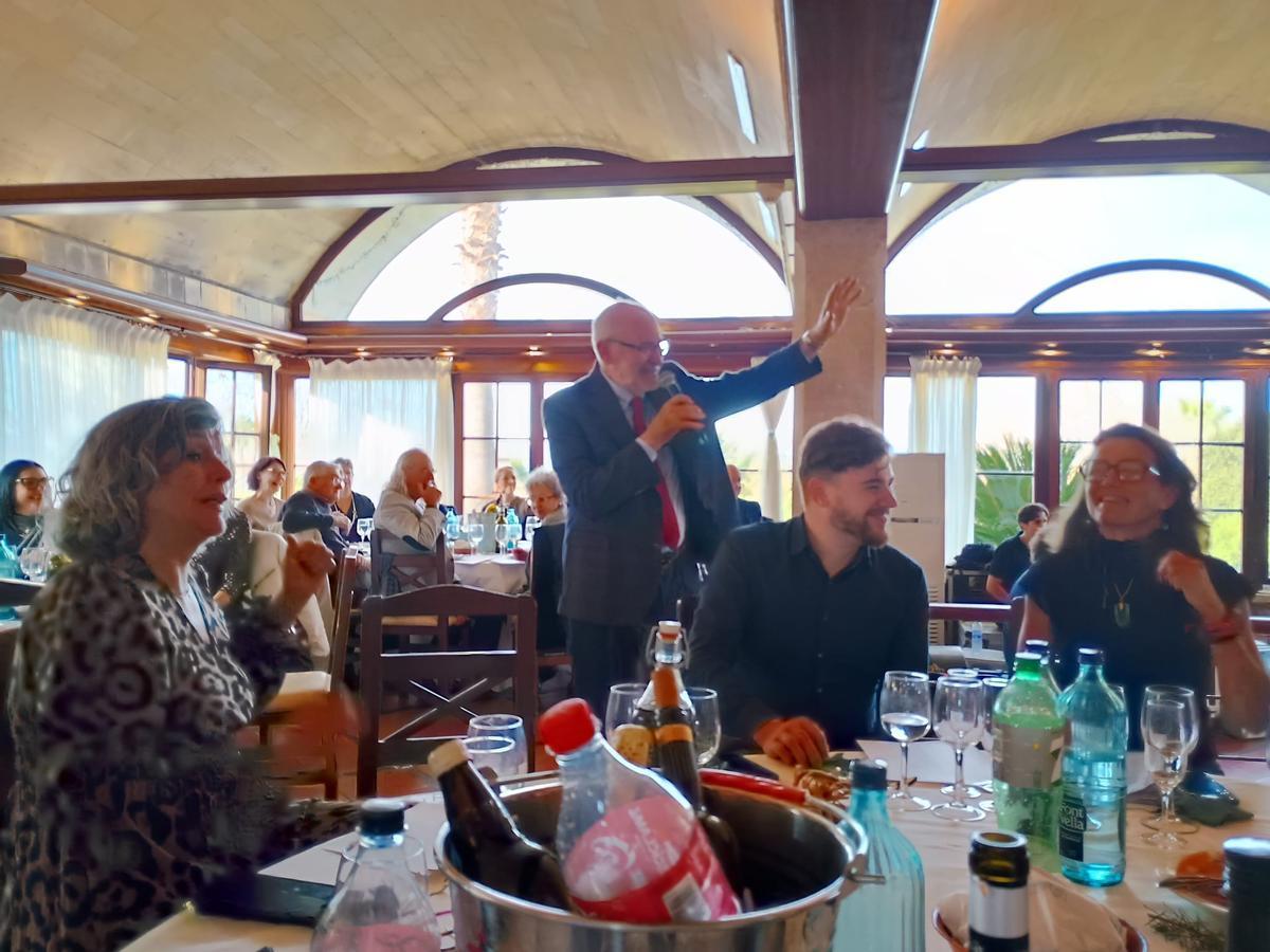 Casi un centenar de amigos acompañaron al hotelero y filántropo en la celebración en el restaurante Binicomprat, en Algaida.