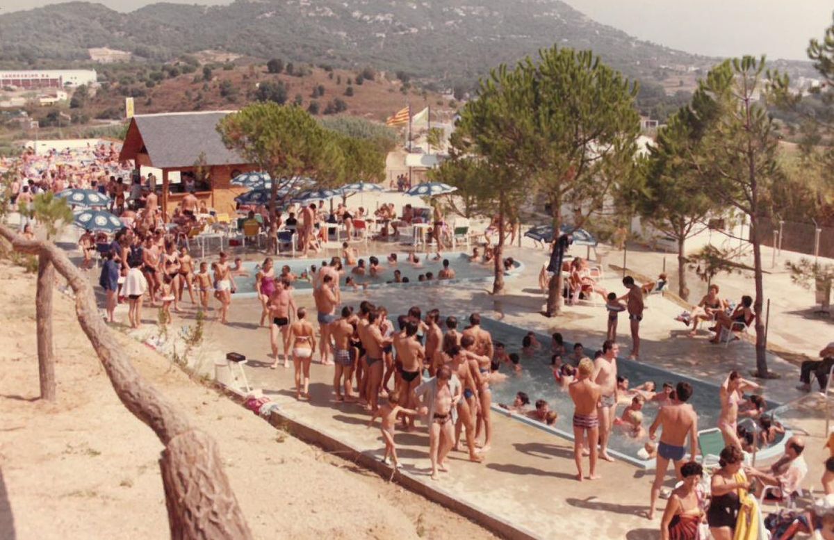 Alguns dels primers usuaris de Water World, en una zona de piscines.