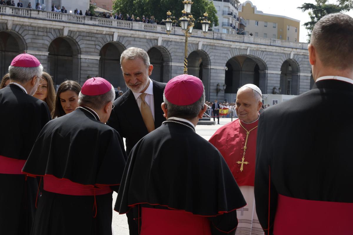 El papa León XIV, junto a los reyes Felipe VI y Letizia, la princesa Leonor y la infanta Sofía, saludan a las personalidades eclesiásticas a su llegada al Palacio Real
