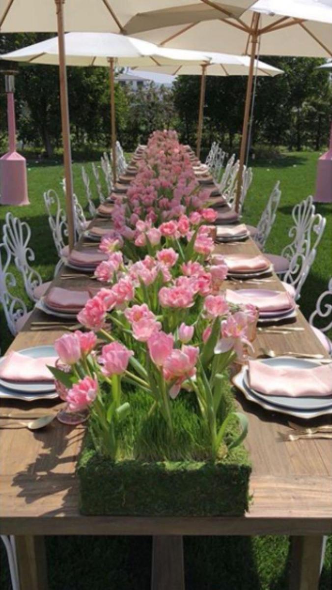 La de los mayores, más formal: llena de tulipanes rosas