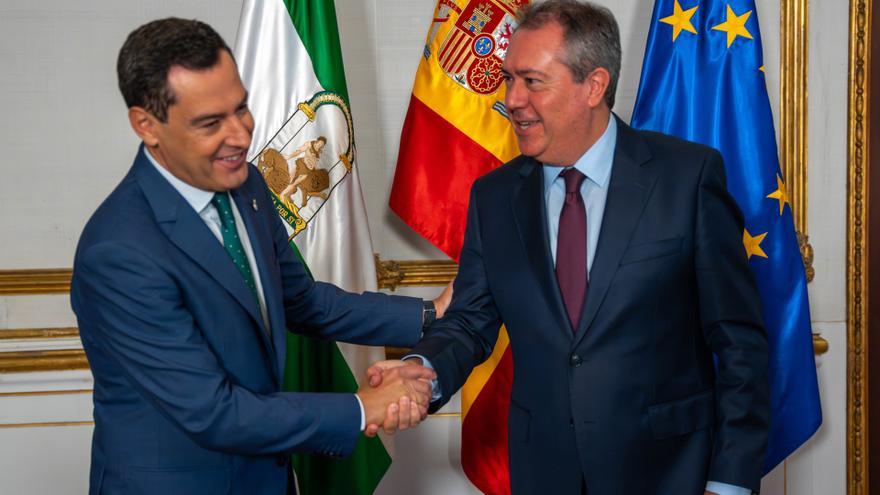 Archivo - El presidente de la Junta de Andalucía, Juanma Moreno (i), con el el secretario general del PSOE-A, Juan Espadas (d), en la reunión que mantuvieron el 8 de septiembre de 2023 (Fotografía de Archivo)