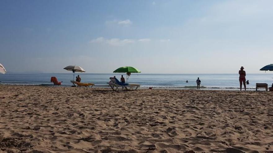 Bañistas en la Playa de San Juan esta mañana