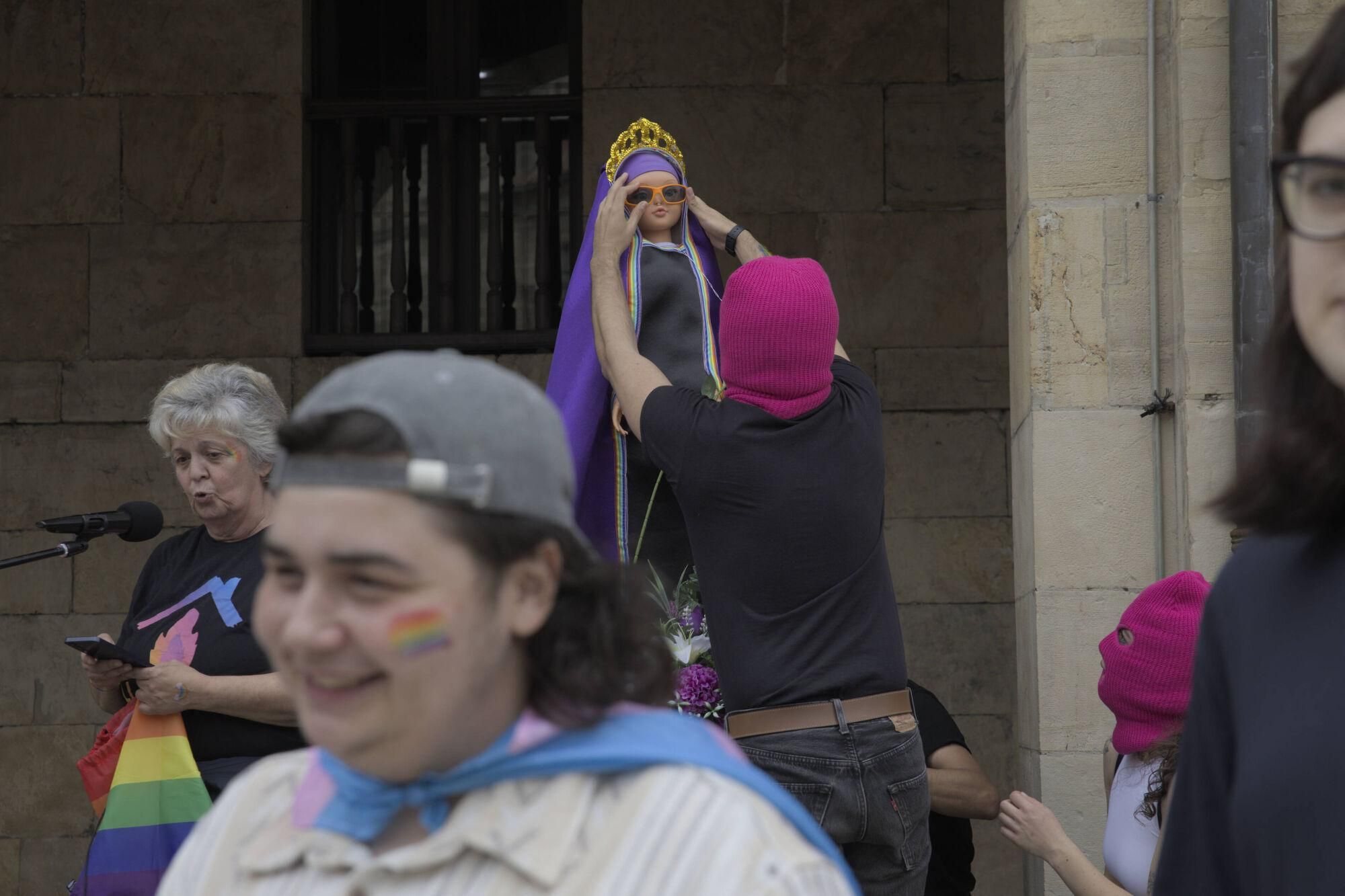 En imágenes: Así fue la manifestación LGTBI de Avilés, con "Santina de Queervadona" incluida