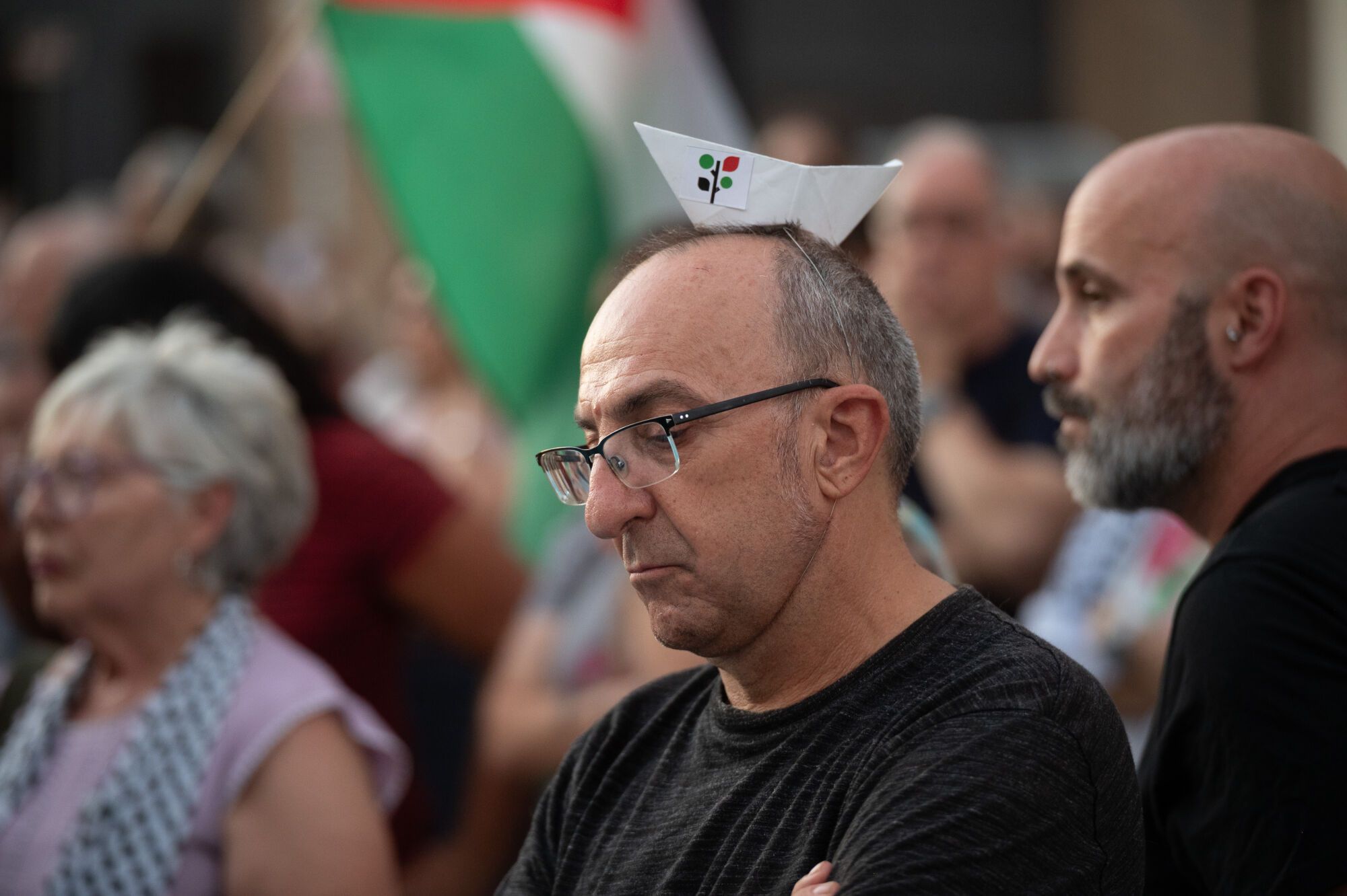 En imágenes | Decenas de barcos de papel surcan la plaza de La Seo para solidarizarse con la flotilla a Gaza