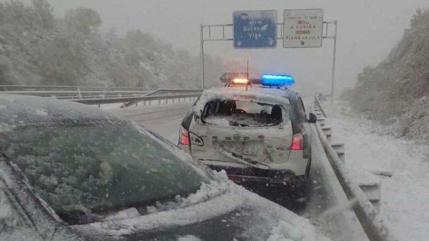 El coche patrulla y el vehículo implicado en la colisión. // Fdv