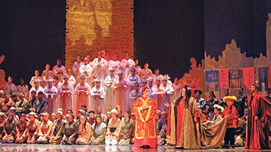 Turandot se manifiesta ante sus ciudadanos en una escena de la representación.