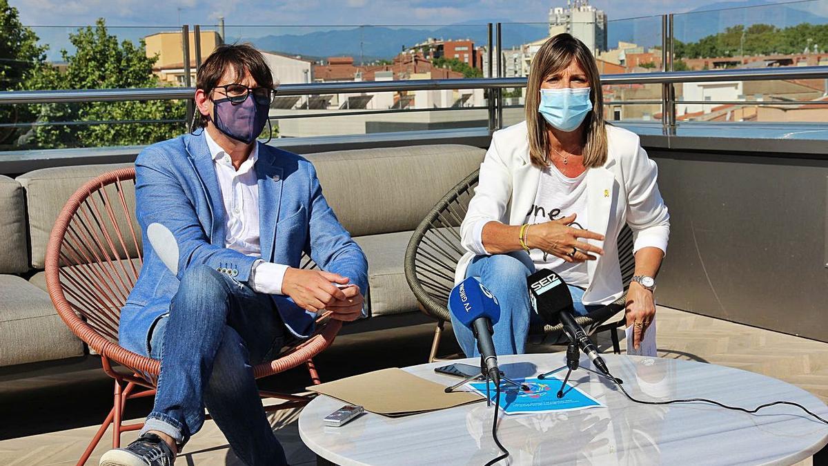 Josep Carreras i Glòria Plana Yanes, ahir, presentant la nova promoció de «Regala Girona». | AJUNTAMENT DE GIRONA