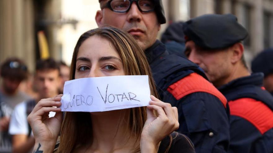 Una manifestant a Via Laietana davant d&#039;Exteriors.