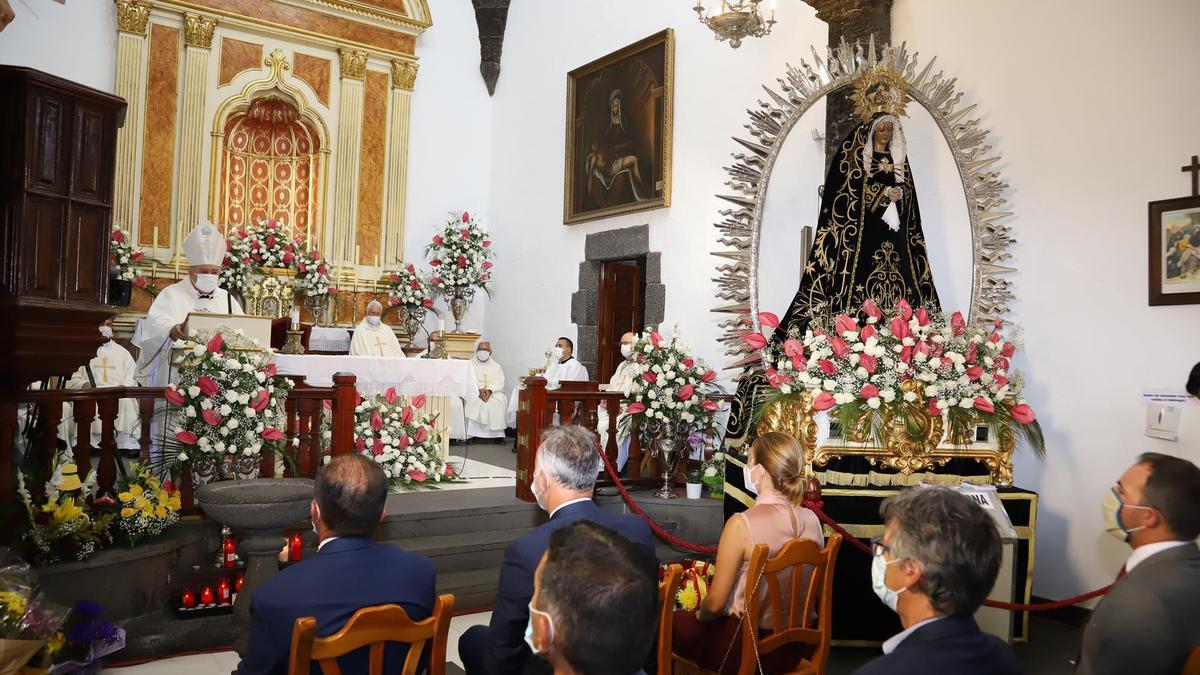 El Obispo de Canarias durante la misma en Los Dolores.