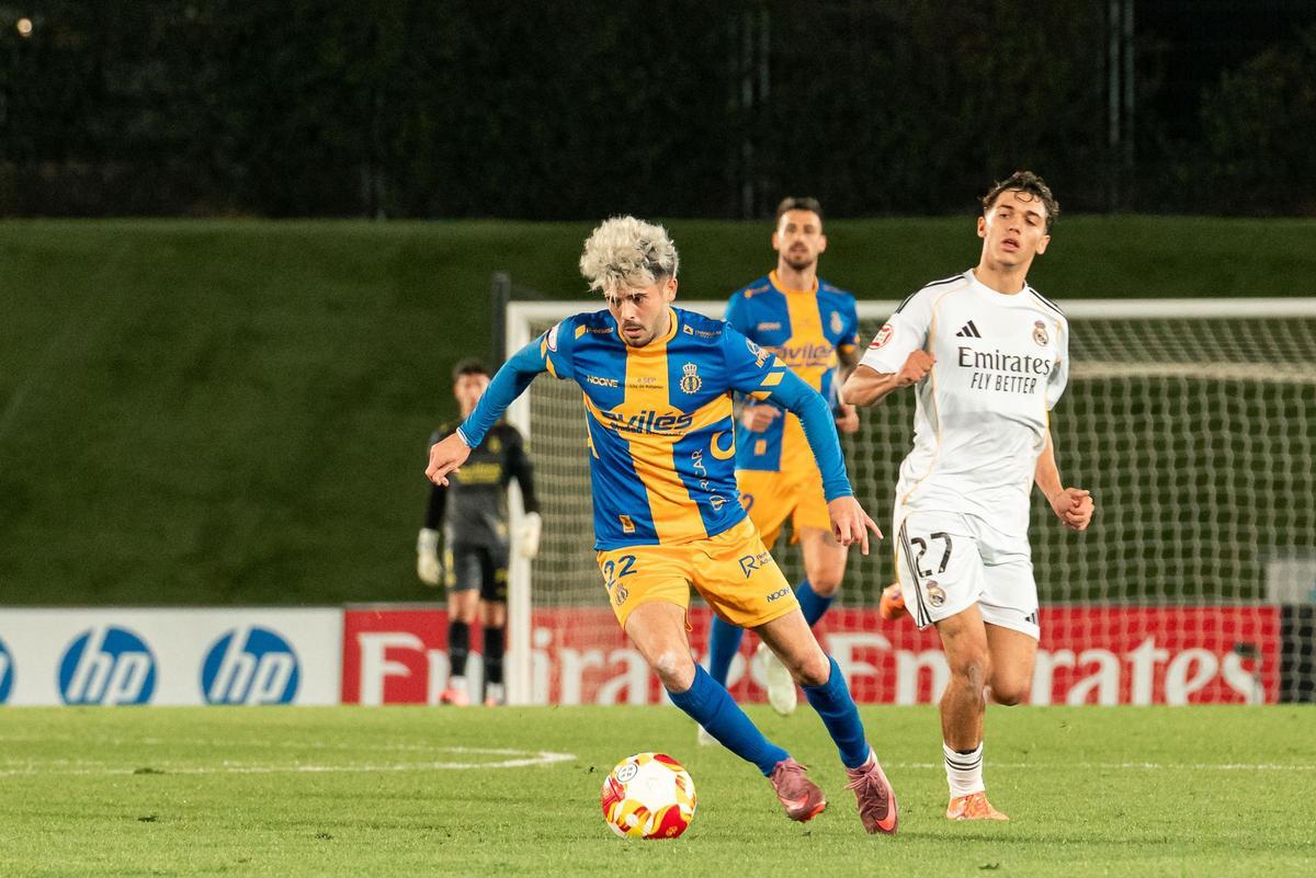 Una jugada del encuentro de ia entre el Avilés y el Madrid Castilla