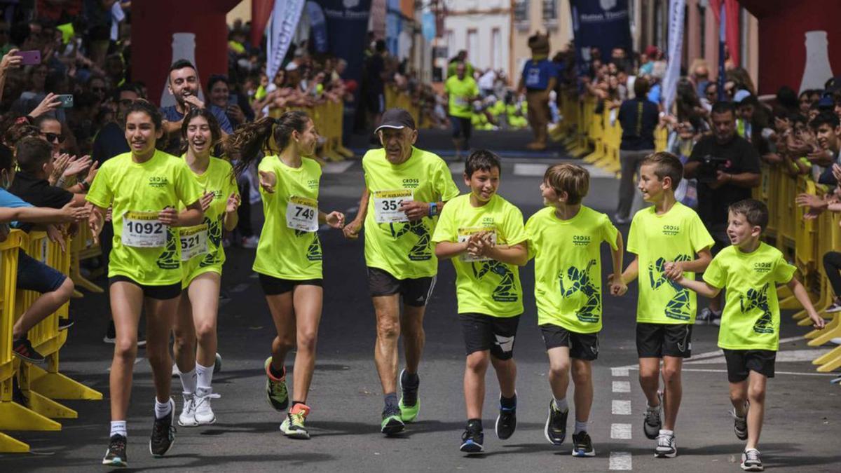 La vertiente social del Cross María Auxiliadora tuvo muchas caras, como la de la asociación Pichón Trail Project y la participación de Juanma Hernández en una bicicleta adaptada. Entre las anécdotas, la protagonizada por Juan Santiago Méndez, que cruzó la meta acompañado por nietos y bisnietos. Toda una fiesta deportiva en las calles de La Orotava. 
| carsten w. lauritsen