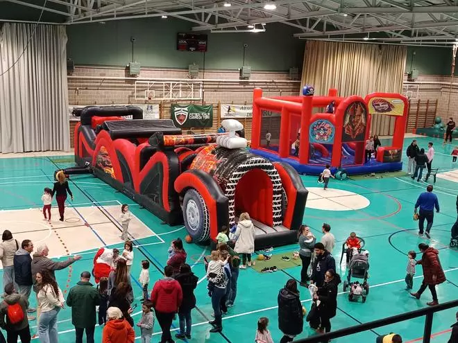 GALERÍA | Los niños de las Escuelas Deportivas Municipales celebran la Navidad