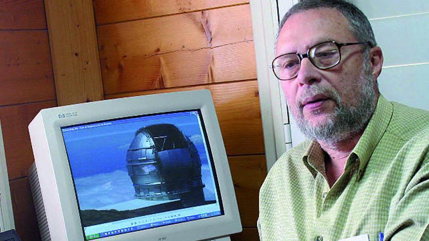 Pedro Álvarez, en su despacho en el Instituto de Astrofísica de Canarias, en La Laguna.