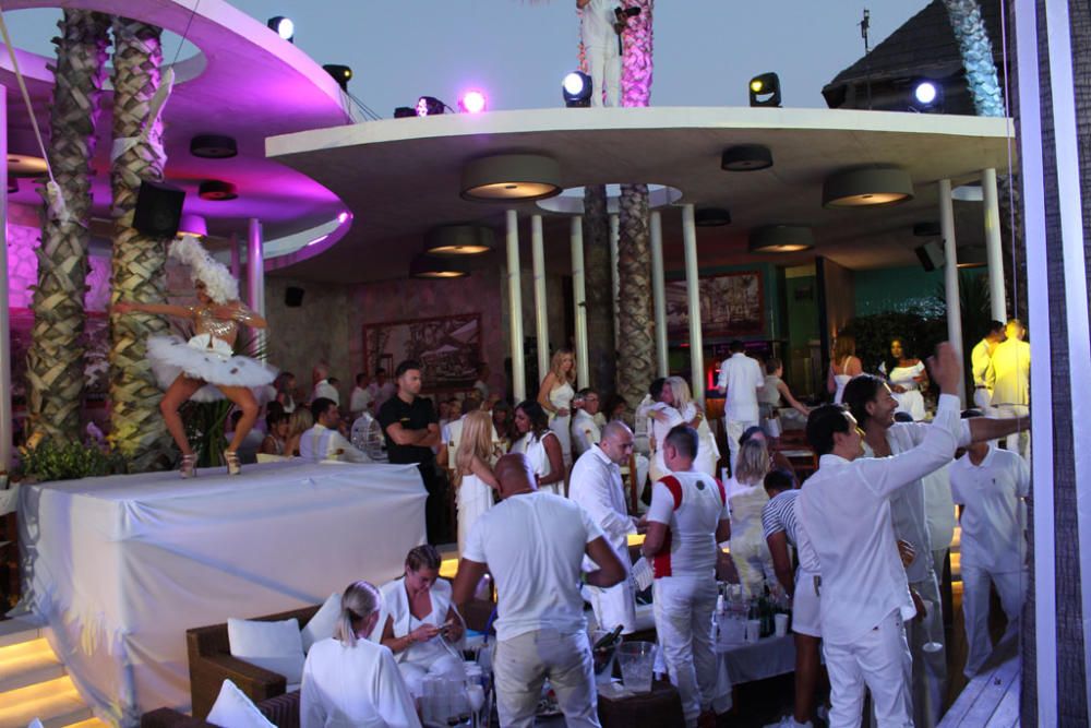 Numerosas personas disfrutan de la fiesta blanca de Nikki Beach, el evento que marca cada año el inicio de la temporada estival en Marbella