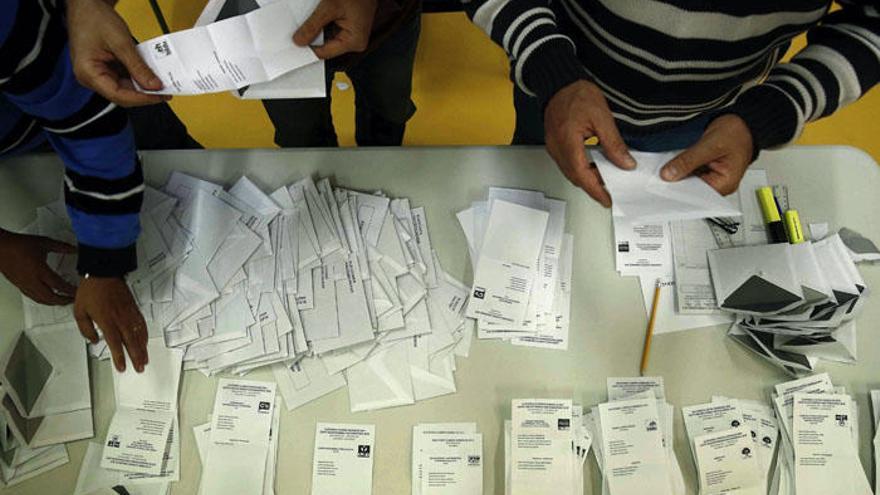 La imagen muestra a varias papeletas electorales durante una jornada electoral para elegir al presidente del Gobierno español.